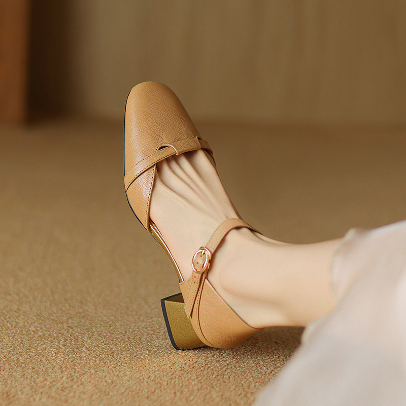 Sandal nữ bít mũi da bò thật quai chữ V đế thấp — Màu caramel