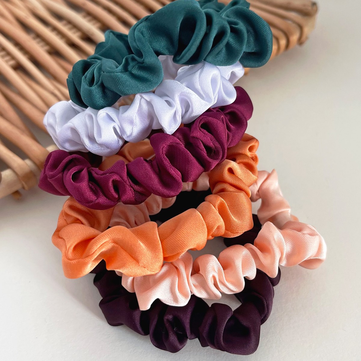 Tela de satén intestino grueso banda de pelo accesorios para el cabello cuerda de pelo europeo y americano transfronterizo traje de banda de goma de las mujeres simple cuerda de pelo tocado al por mayor