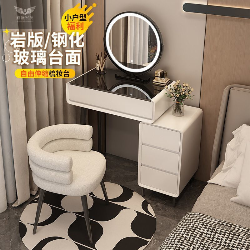 Dormitorio de madera maciza pequeño pequeño y estrecho moderno simple dormitorio principal alta sensación de almacenamiento en una mesa de maquillaje en stock