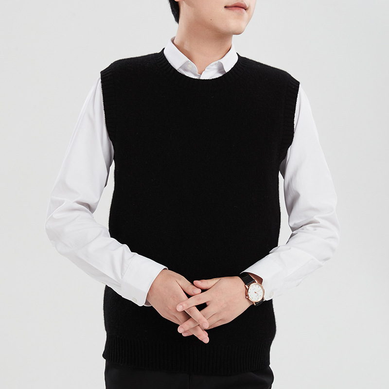 Demi-season woolen sweater with a round collar