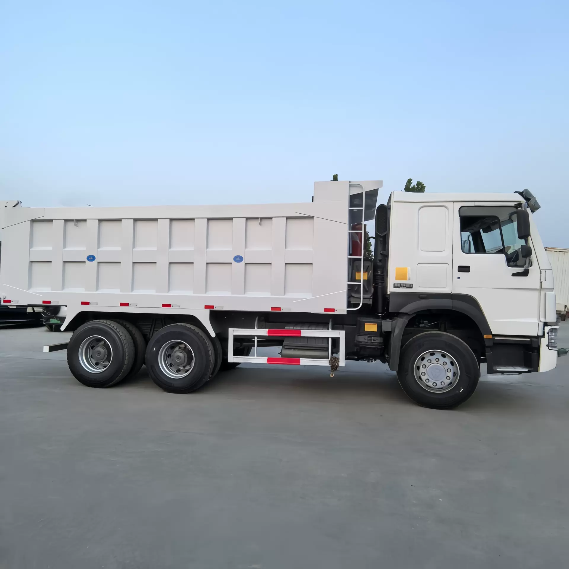 跨境直供豪沃5米8大箱12轮轮工程卡车 前四后八自卸货车豪沃卡车