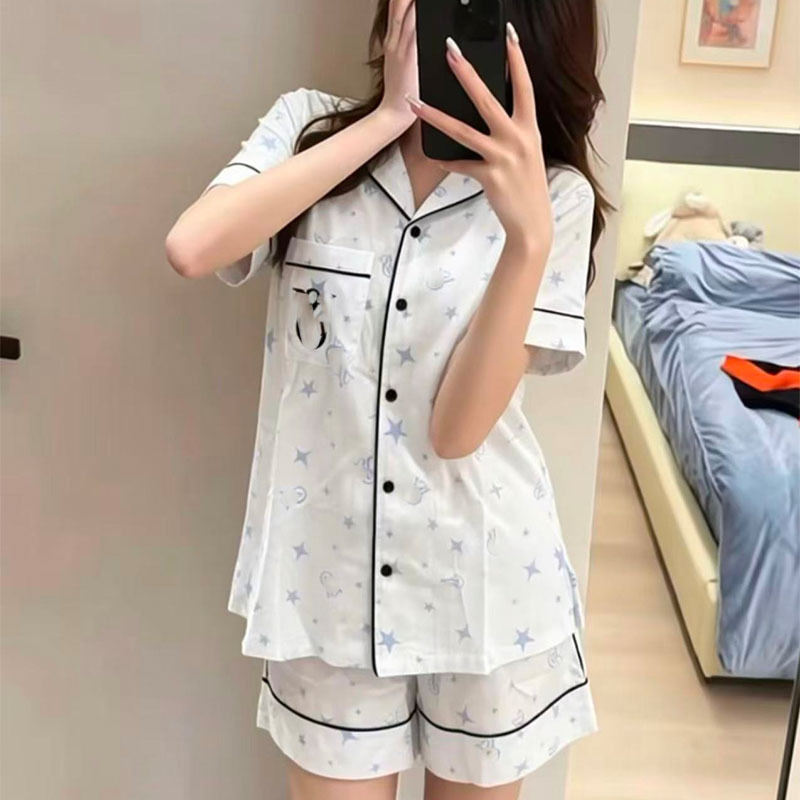 New pajama set for home and vacation, made of soft Tencel fabric, featuring a starry blue design, suitable for wearing as loungewear New pajama set for home and vacation, made of soft Tencel fabric, featuring a starry blue design, suitable for wearing as loungewear