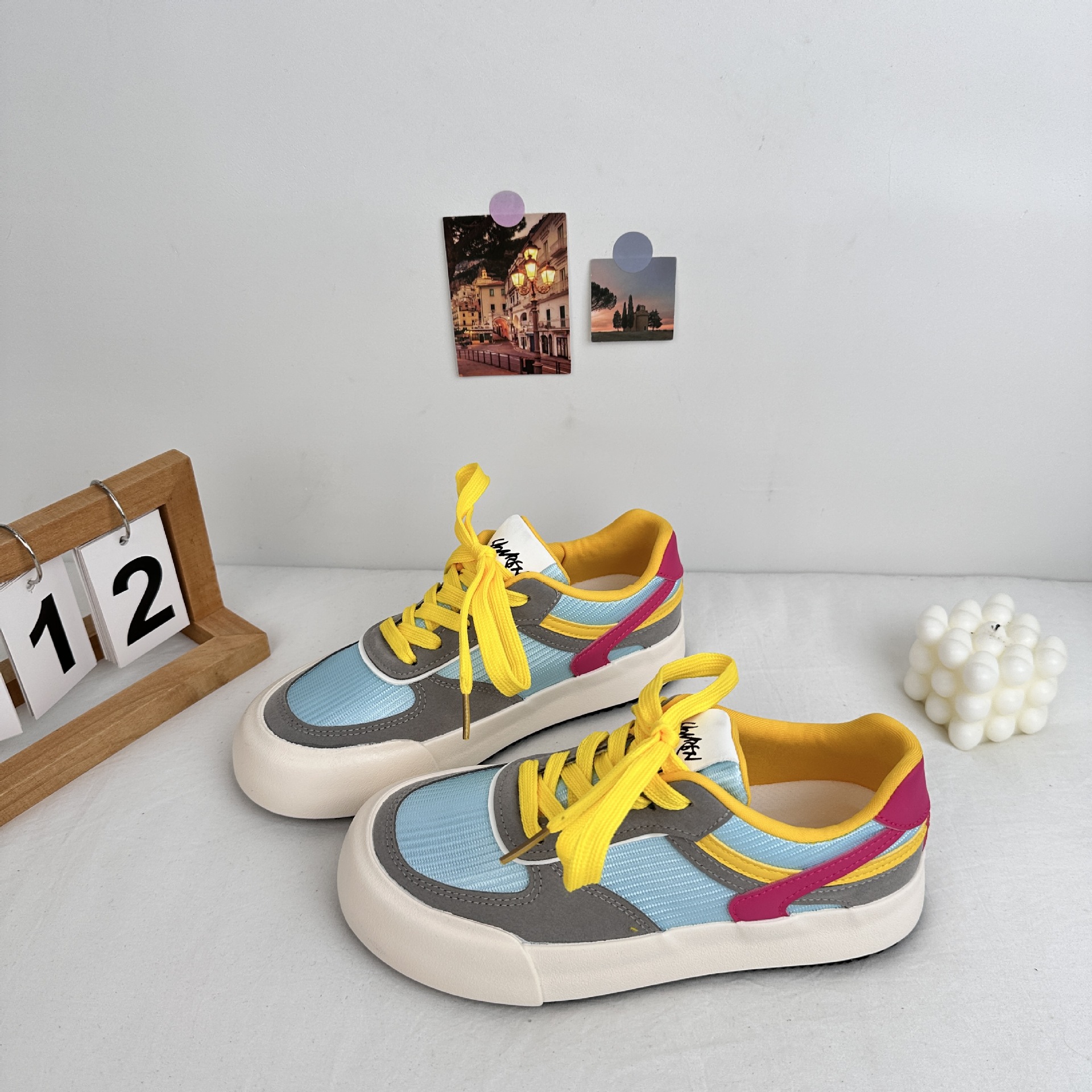 Zapatos blancos de estilo americano para mujeres 2025 primavera nuevos zapatos de skate de moda de suela gruesa para mujeres tendencia deportiva casual universal 6610