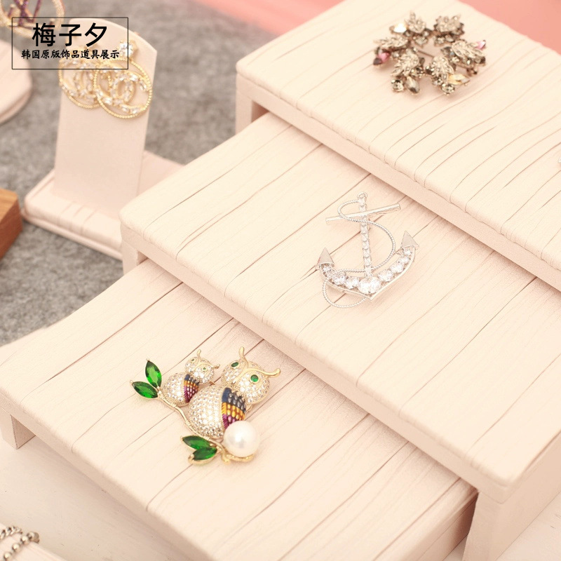 人像のアクセサリーの棚の韓国版のしわの皮のブレスレットの腕時計はイヤリングの耳のチェーンの棚のショーウインドーを撮影して道具の卸売りを陳列します。