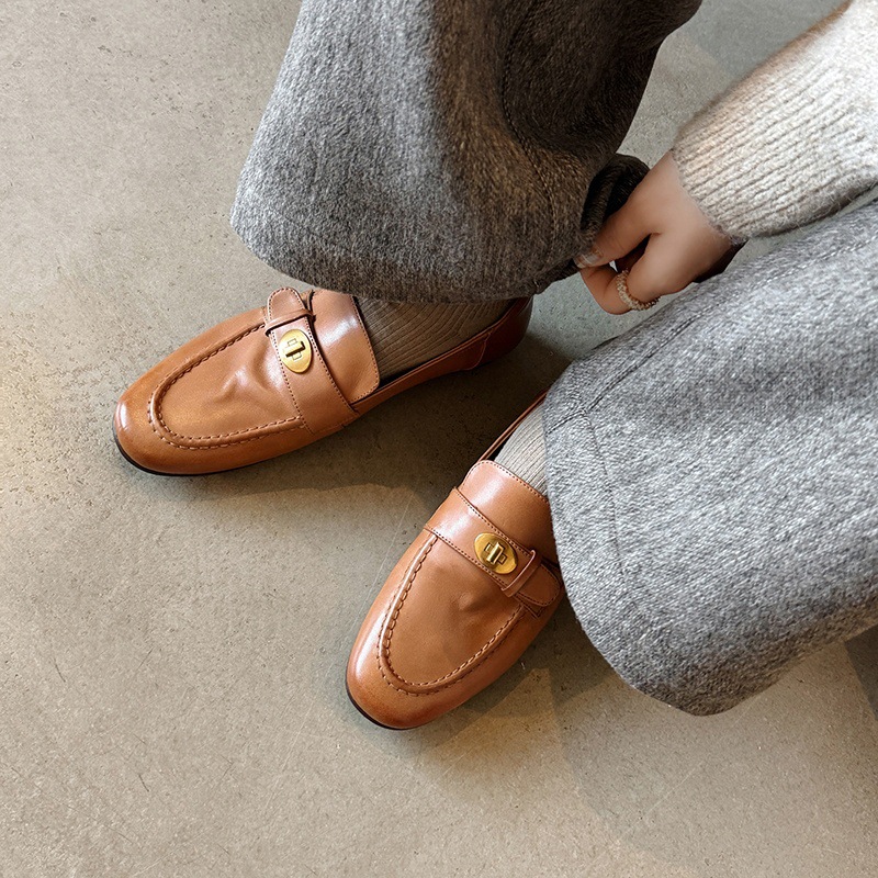 Giày loafer nữ da bò mũi sâu gót vuông thấp phong cách Anh Quốc — màu nâu