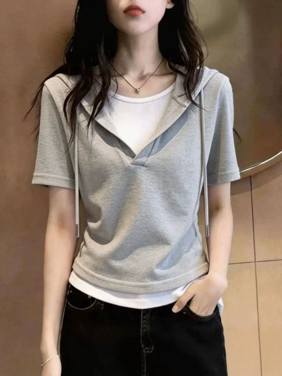 Áo thun nữ tay ngắn cổ tròn phối hai lớp mũ trần, thiết kế giả hai lớp tạo hiệu ứng che khuyết điểm — màu xám