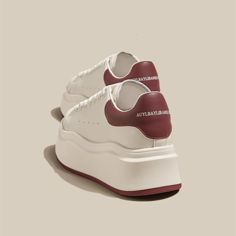 Pequeños zapatos de cuero de suela gruesa McQueen zapatos blancos para mujeres 2024 primavera y otoño nuevos zapatos de muffin zapatos de skate de altura universal