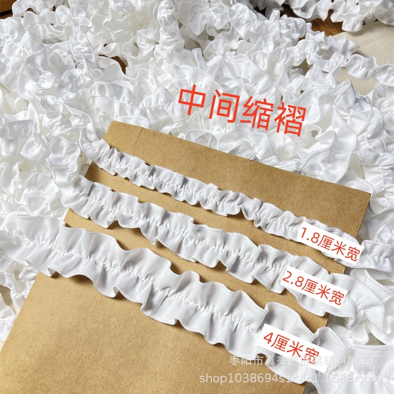 小さめサイズの白い綿縁飾り付きレトロな服の裾、ロリータ風綿生地の白いホームウェア、花飾りの付属品