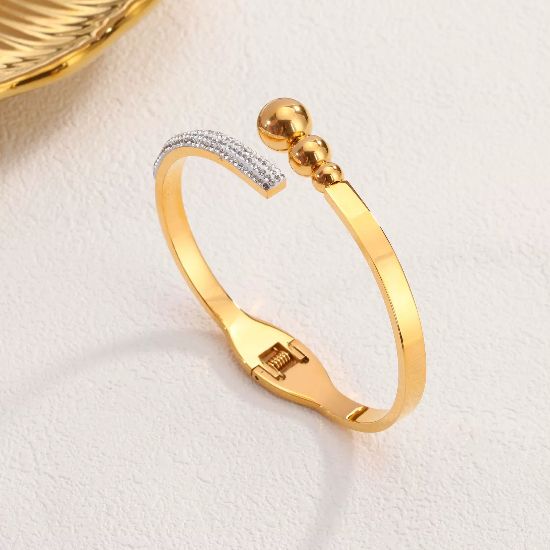 Fashionable brand golden women's bracelet stainless steel, European style, does not fade, high-quality style