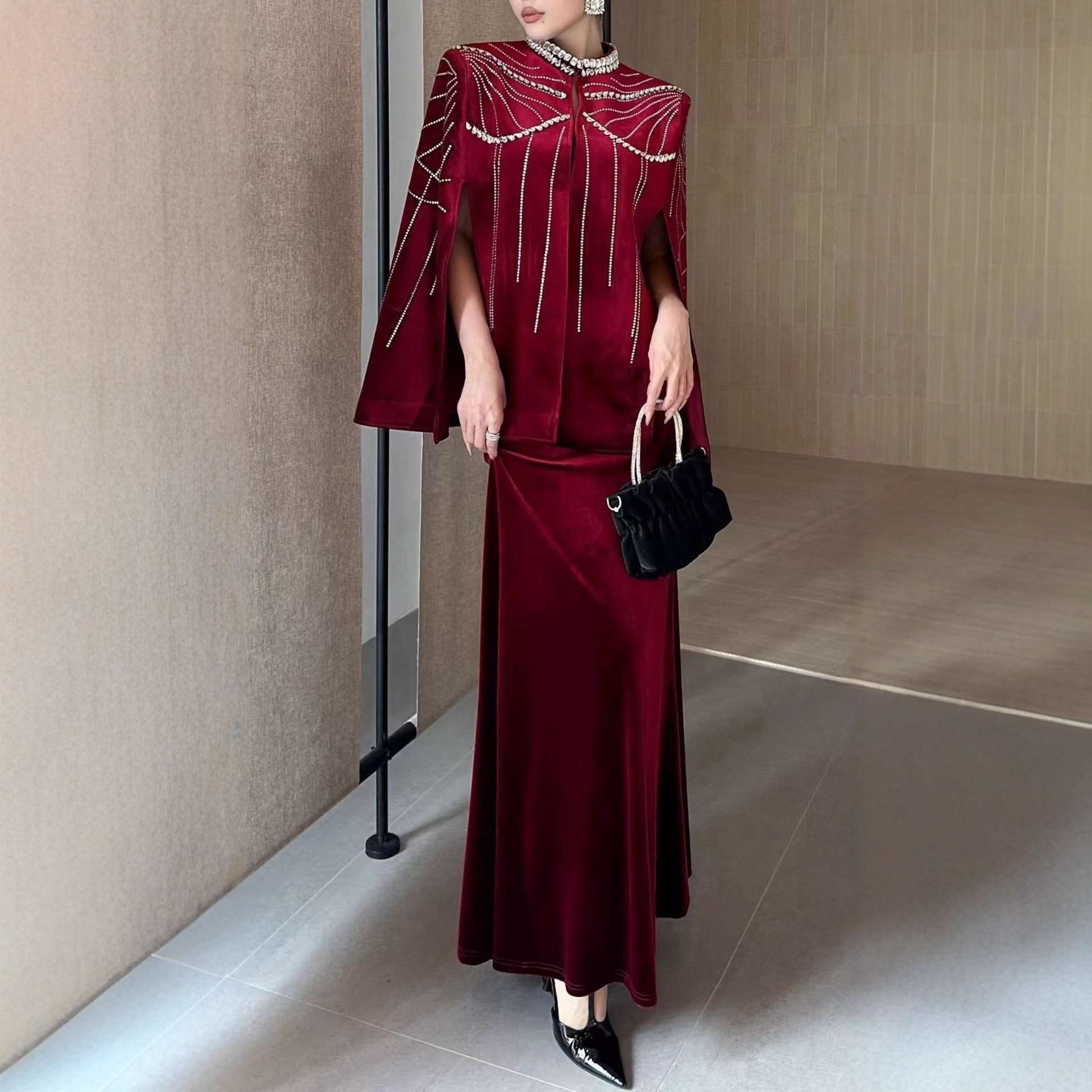 Elegant and Luxurious Banquet Gown for Women 2025 New Model with Heavy Embellishments, Diamond-Studded, Elegant and Exquisite Velvet Cape Dress