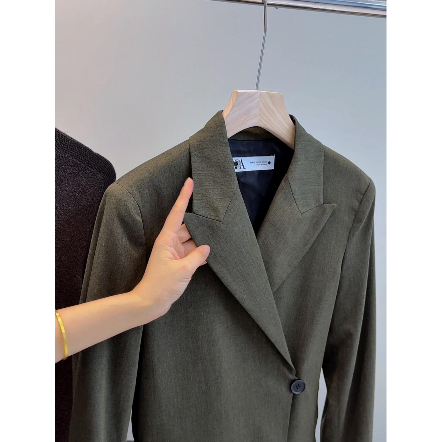 Qadın yun jaket - bir düyməli, yaxalı, payız-qış üçün