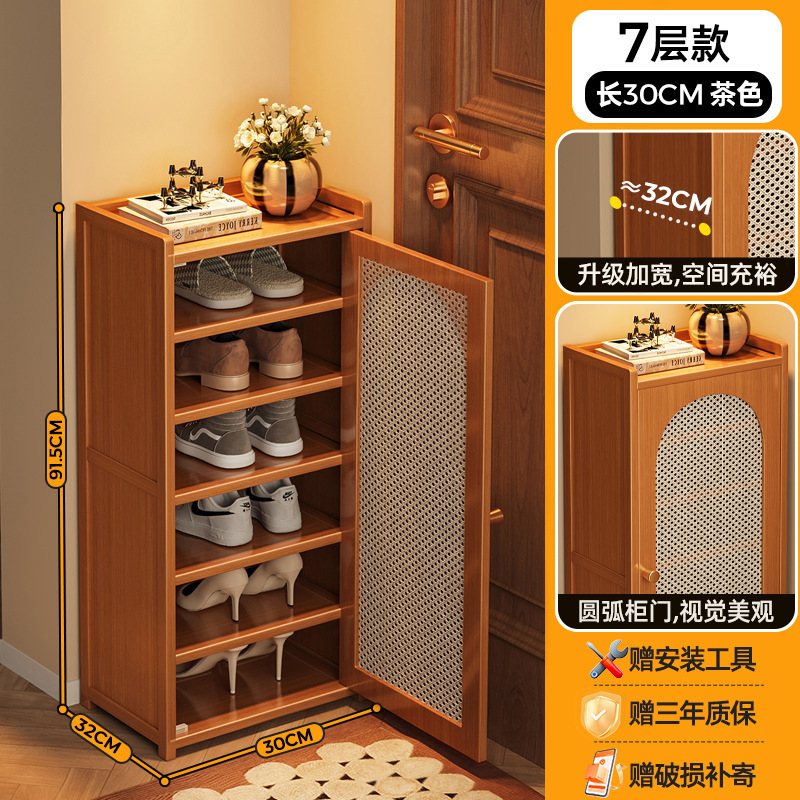 Puerta de entrada al pasillo del zapatero estrecho en la puerta del hogar