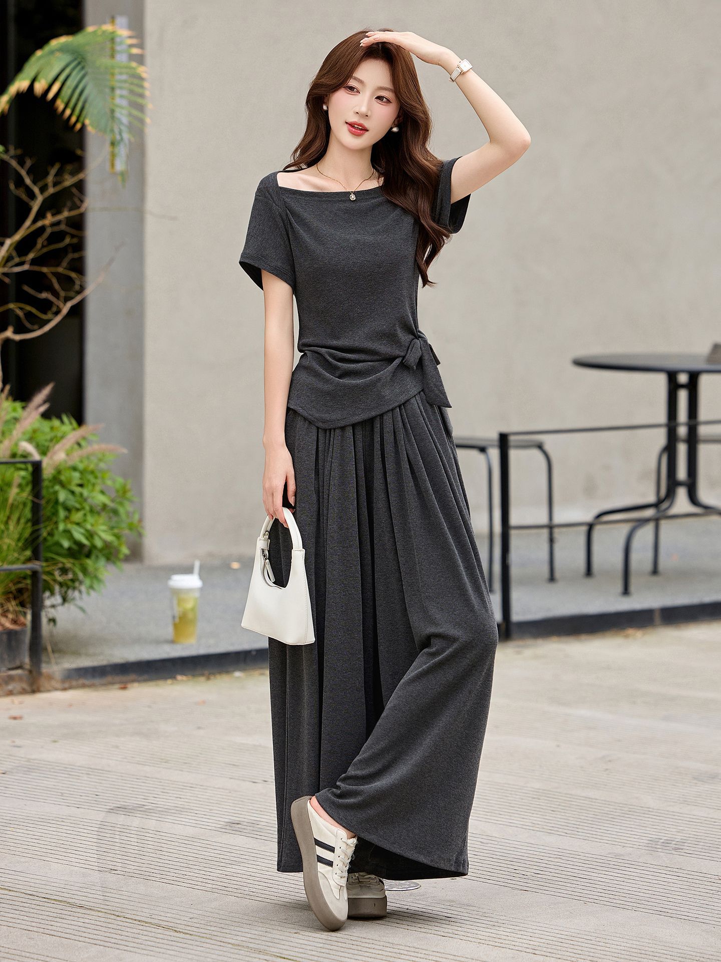 Bộ quần áo nữ thiết kế dây rút, áo phông phối quần ống rộng, form rộng thoải mái — Màu ảnh