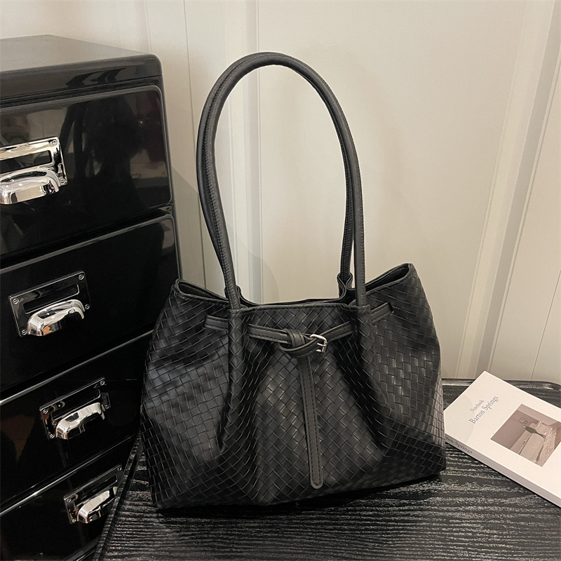 Versátil, simple, elegante, textura superior, primavera y verano, 2026 nueva bolsa de hombro para mujeres de viajes casuales de color sólido, plegado