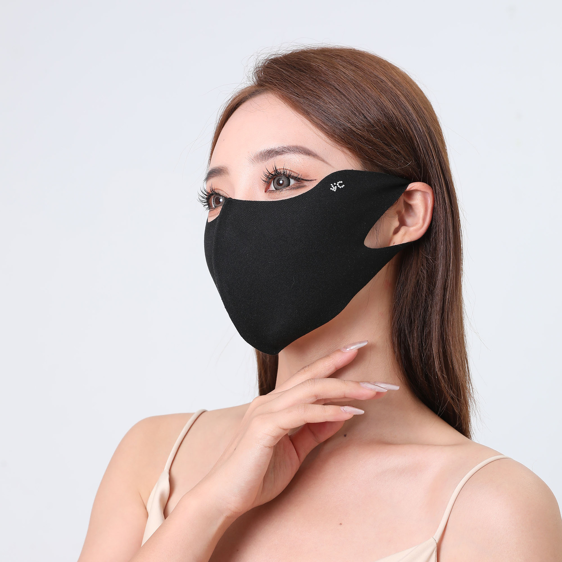 Three dimensional face mask with hyaluronic acid