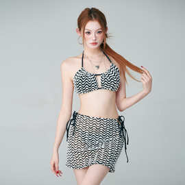 2024新款系绳聚拢沙滩分体三件套Bikini性感露背显瘦游泳衣女