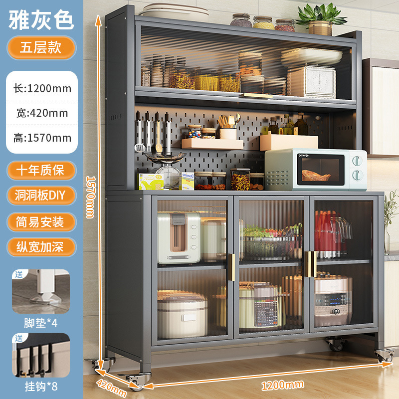 台所の物置棚家庭用の雑物のロッカーが床に落ちて、多層の物置棚の調味料の食器棚が壁の食器棚に寄りかかっています。|undefined