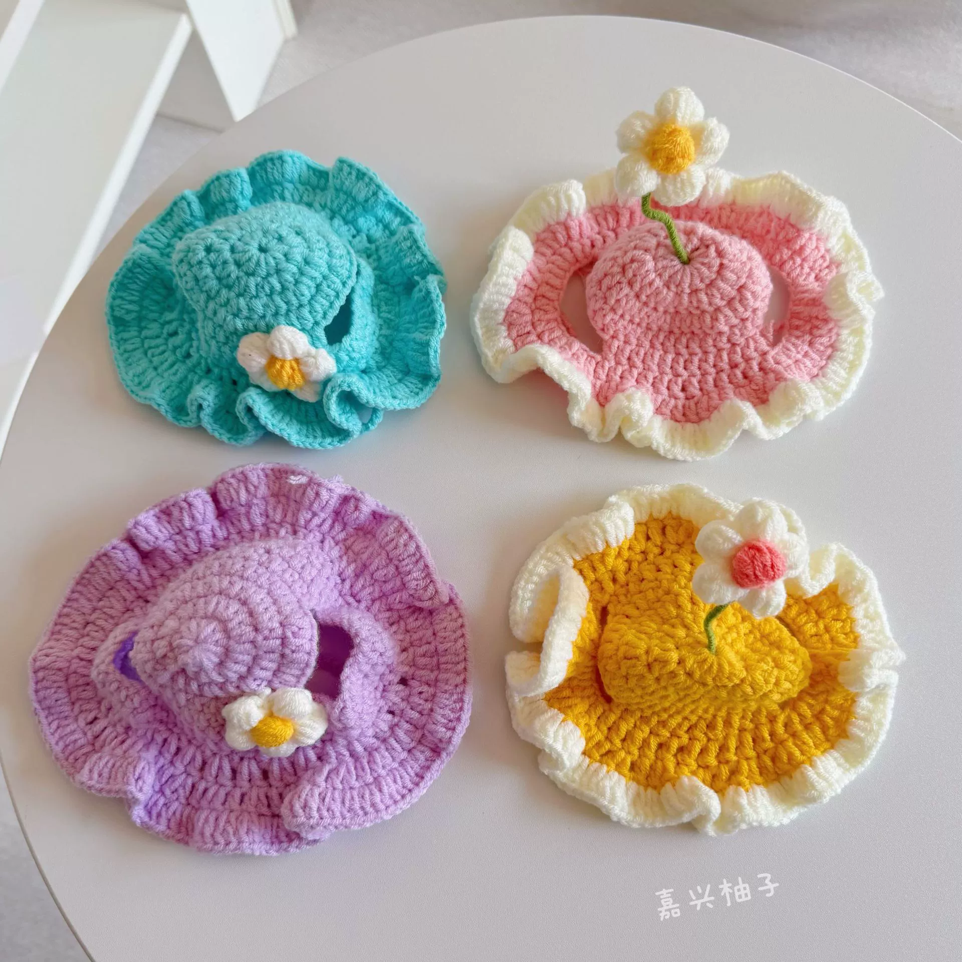 Шапочка для питомца из шерстяной пряжи в виде маленького цветочного рассадного растения превращается в милый и забавный костюм.