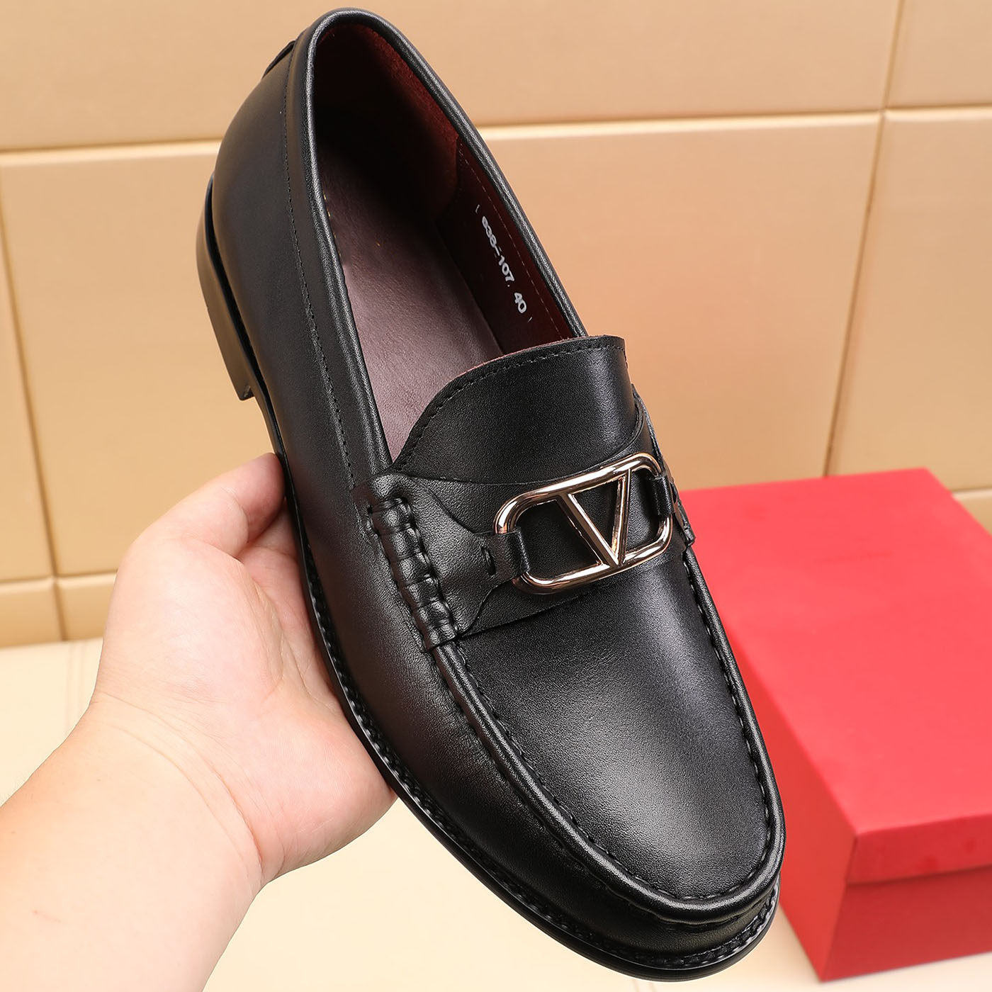 Qara dəri kişilər üçün gündəlik və ziyafət loaferlər metal tokalı
