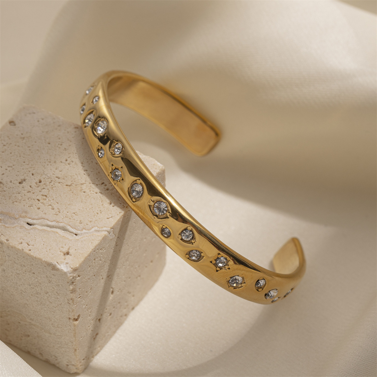 Tena Pulsera de acero inoxidable europea y americana Sencilla y alta calidad Moda salvaje Diseño de nicho Pulsera de acero de titanio Joyas de mano