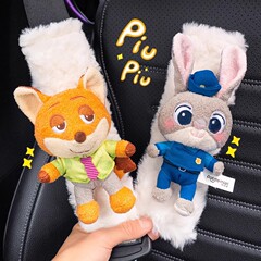 正規版ジュディニックのシートベルトの肩カバーが可愛いぬいぐるみのシートベルトの保護カバーがカップルです。