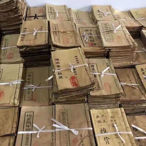Antique-style, weathered old books, antique bound books, second-hand market supply, wholesale antiques, miscellaneous items, calligraphy and painting, film and television props, decorative pieces