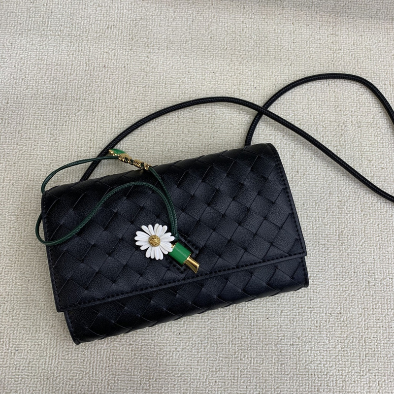 In-Stock Bv Niche Design French Retro Cowhide Matte Woven Baguette Clutch with Clasp Horizontal Handbag for Women