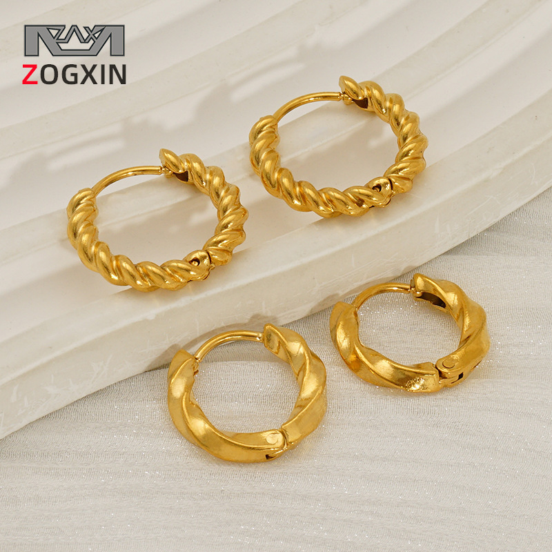 Pendientes chapados en oro de acero inoxidable de nueva moda europea y americana, sentido de diseño minimalista, todo fósforo, exquisito anillo de oreja pequeña de giro de acero de titanio para mujer