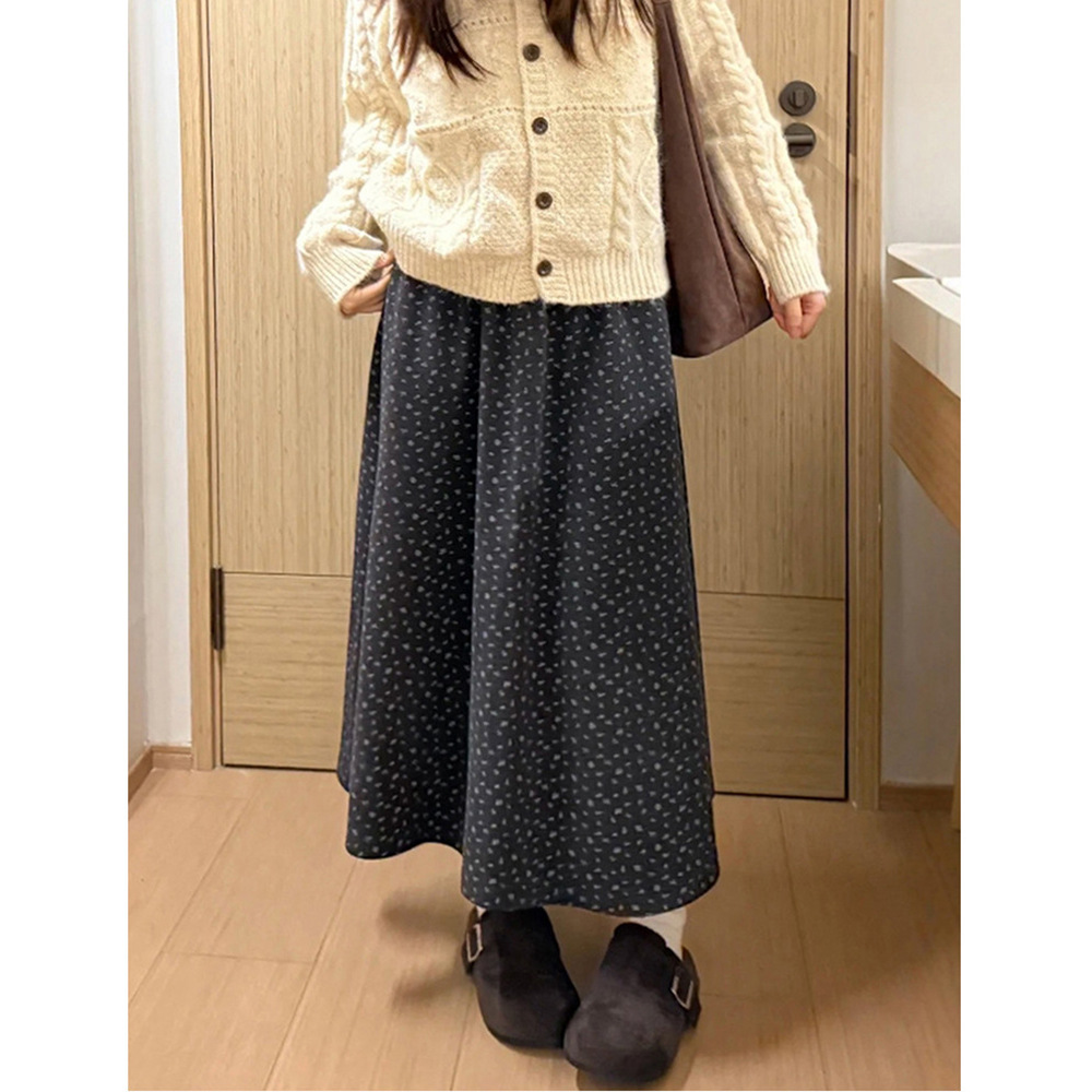 Autumn and winter maternity fashion: floral print woolen skirt, designed to cover the hips and create a slimming effect, A-line midi skirt for plus-size women