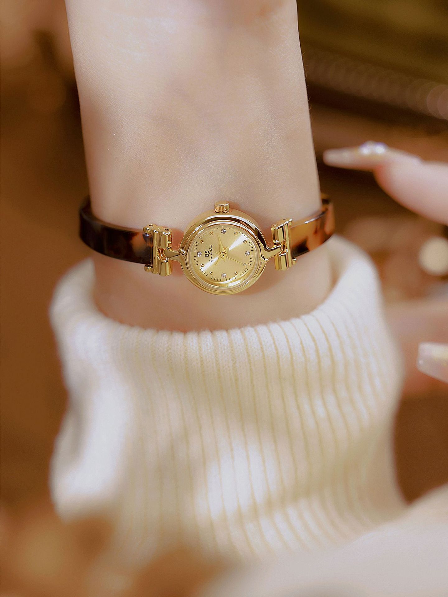 Elegant Simple Style Geometric Jewelry Buckle Quartz Watch Women's Watches display picture 7