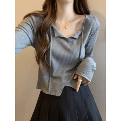 フランス式の鎖骨vネックの中に長袖tシャツの女性の秋服のデザイン感があります。