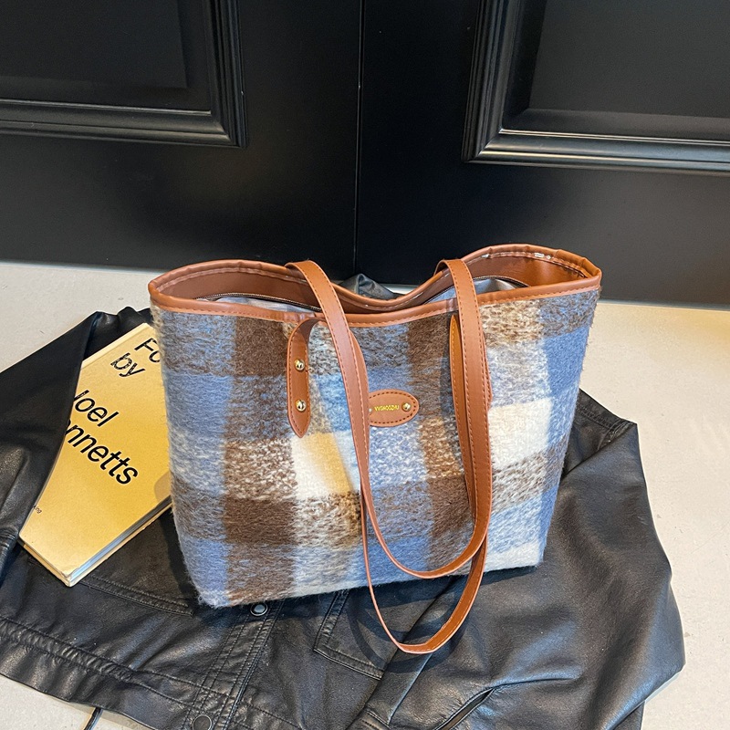 Personalidad de la tendencia de gran capacidad extranjera de transporte 2024 nueva moda de lana cuadrada de hombro bolso de mano bolso de mujer