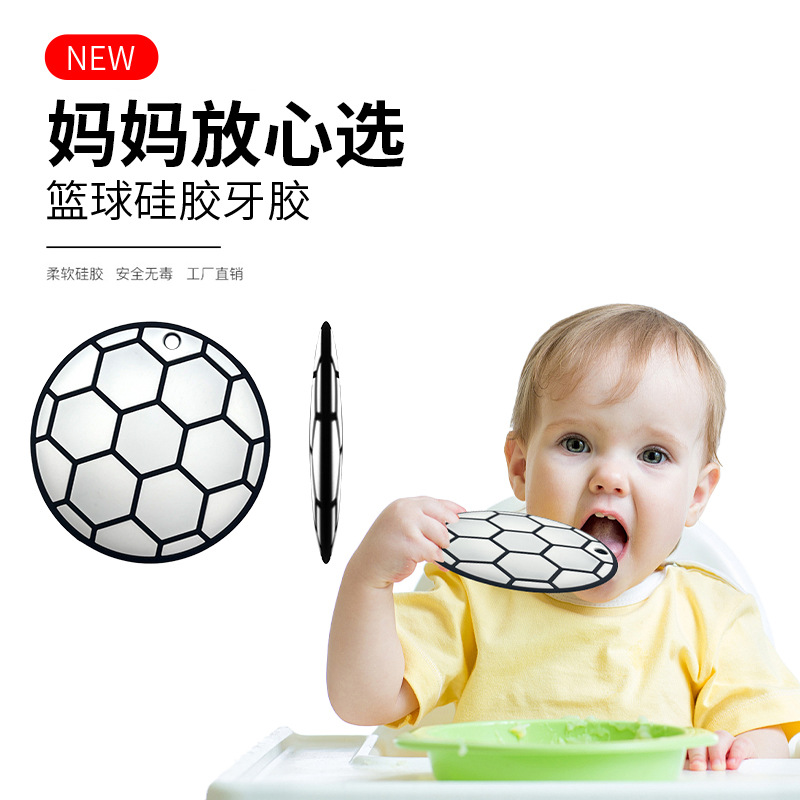 Amazon ventas calientes de caricaturas de fútbol para madres y bebés, goma de plástico anti-comer mano calmante, agua hervida, shaker, fábrica de fuente de música