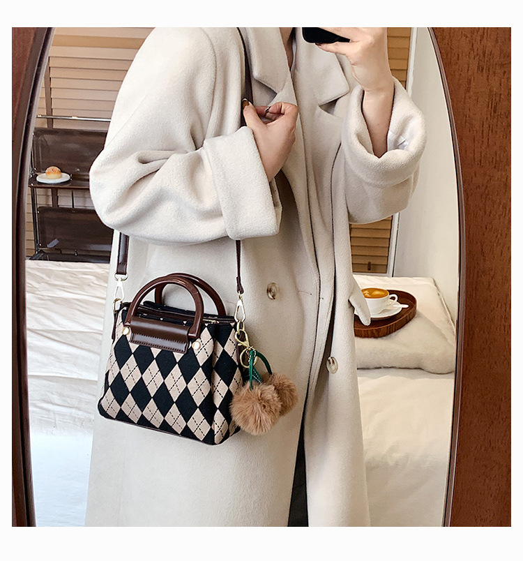 Plaid Small Bag 2021 New Casual One-shoulder Messenger Bucket Bag Simple Handbag display picture 2