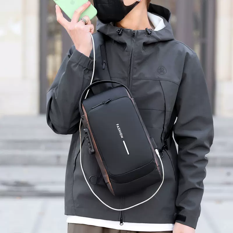 时尚男士胸包韩版多功能男包机车包男单肩斜挎包潮带密码锁耳机孔