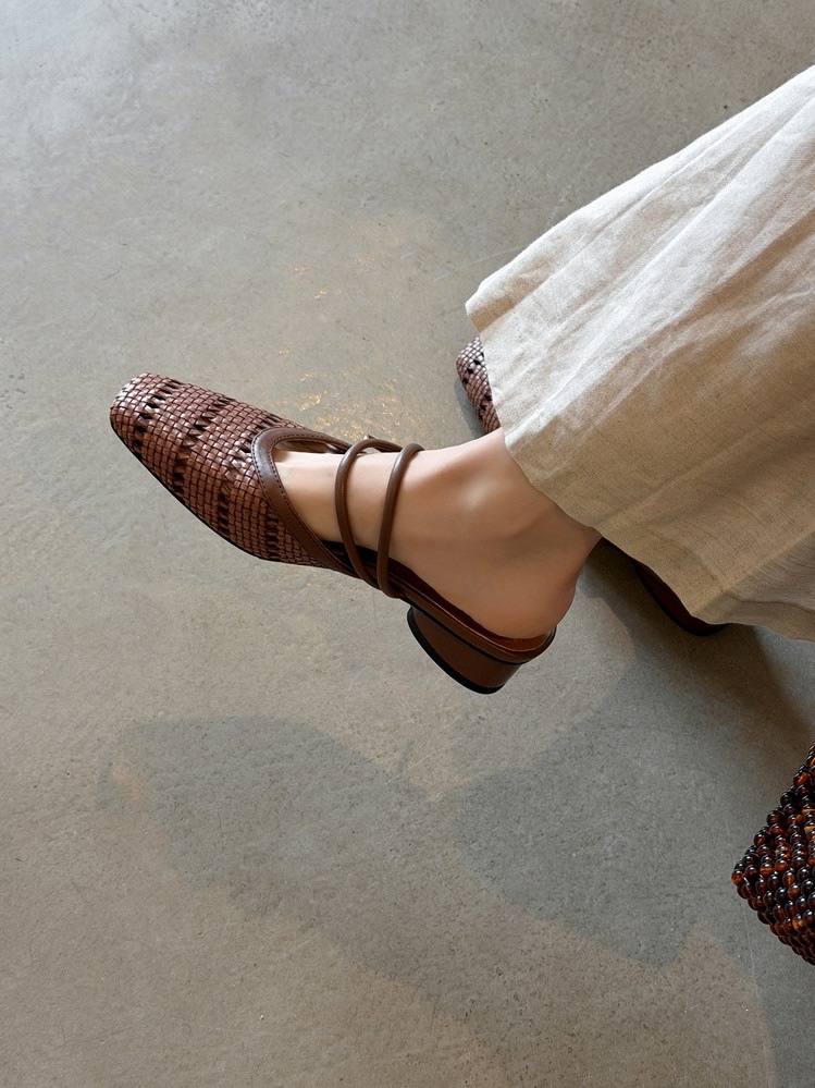 Dép sandal nữ da cừu mũi vuông gót thấp quai chữ V phối màu — màu nâu, Màu cà phê đậm, màu trắng ngà chi tiết 3