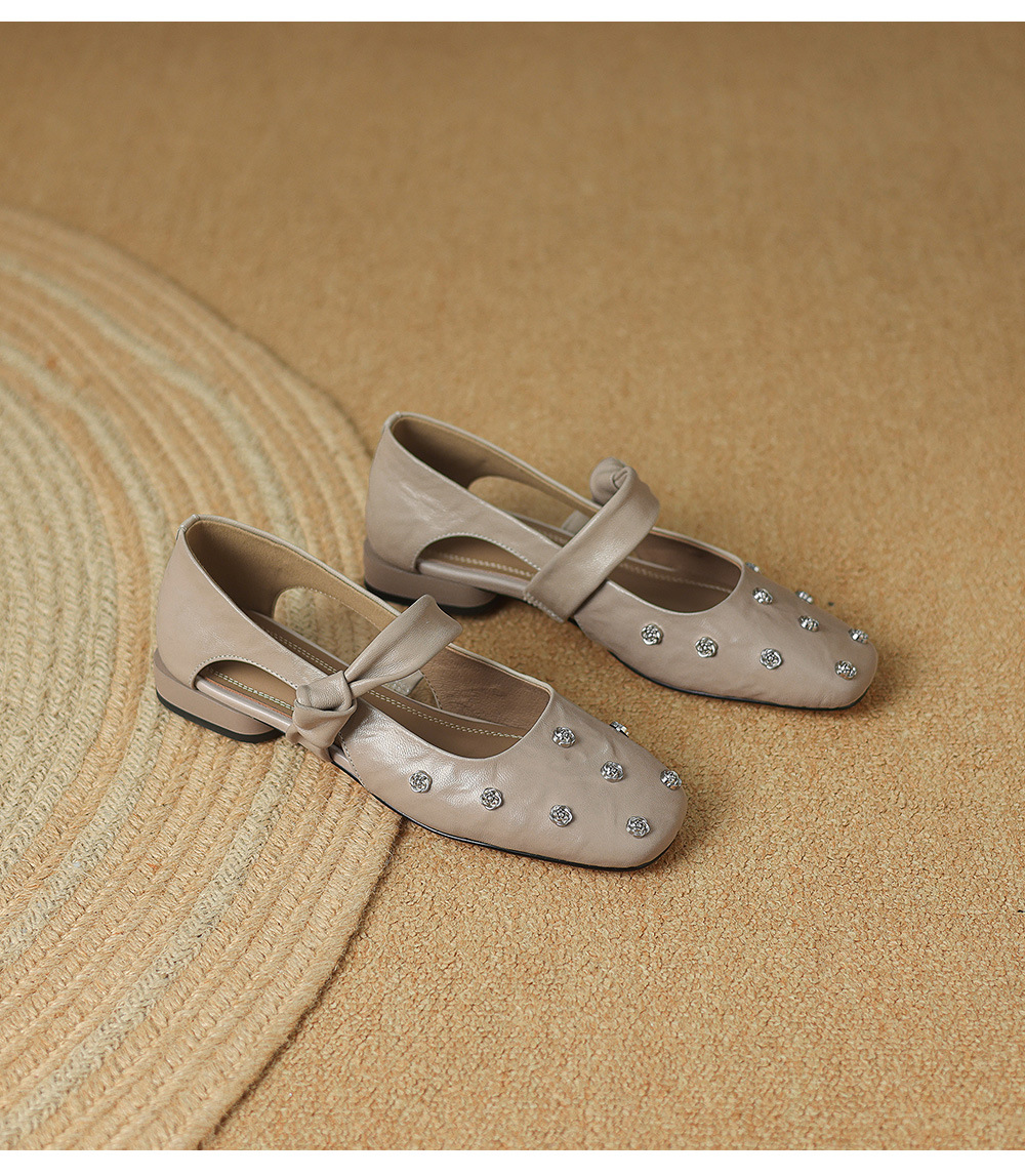 Sandal nữ da cừu đinh tán hoa rỗng mũi tròn kiểu ballet quai ngang đế bệt — đen chi tiết 25