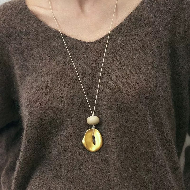 秋冬项链空穴吊坠新品软绳女小众设计高级感金色镂空坠长款毛衣链