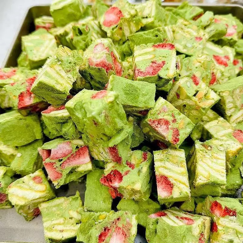 草莓羊奶芙抹茶味雪花酥牛轧饼干糕点网红零食奶香小吃250g代发