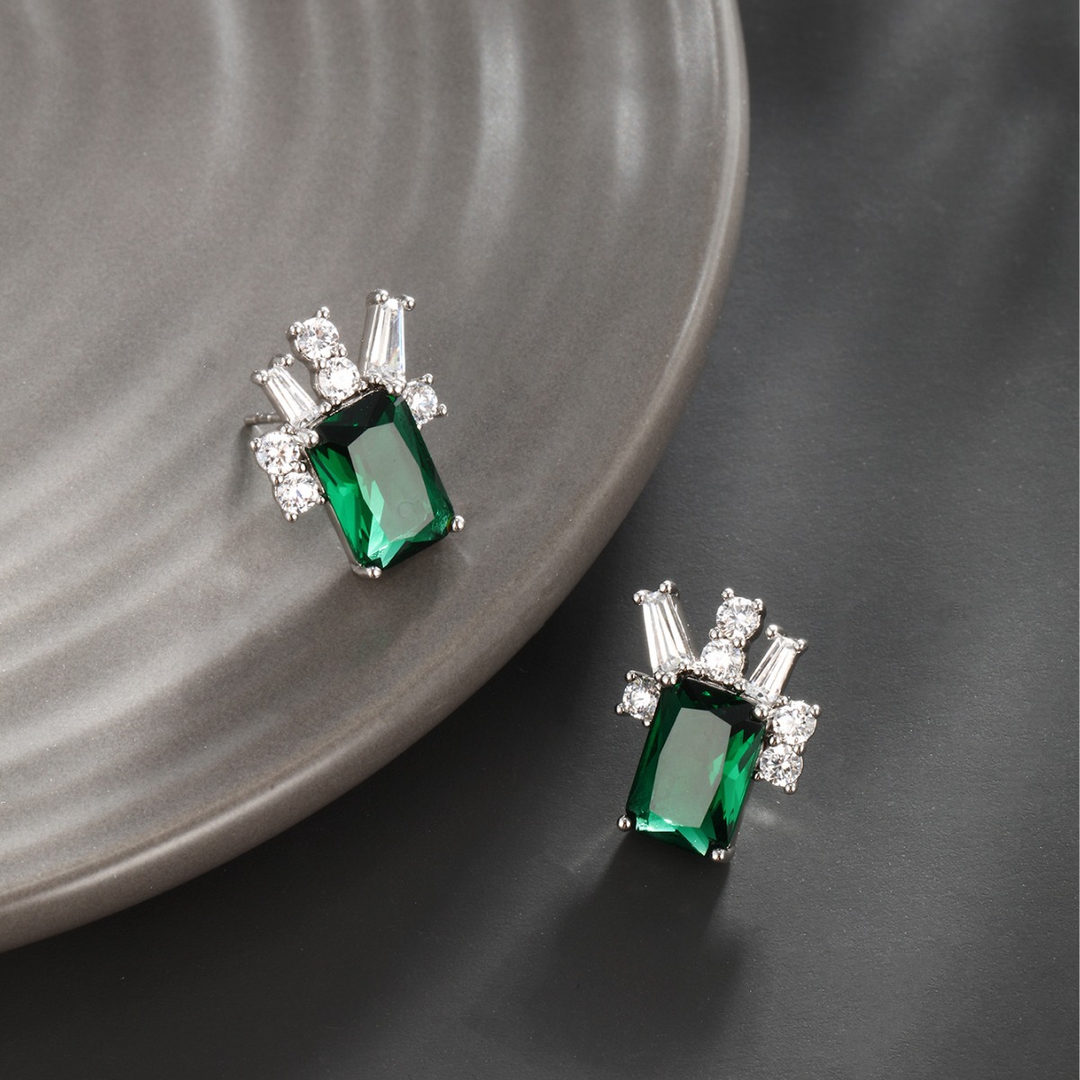 Xuping imitación de aretes de color esmeralda de verano de alto nivel nicho pernos de lujo ligeros temperamento cuadrado simple orejas para mujeres