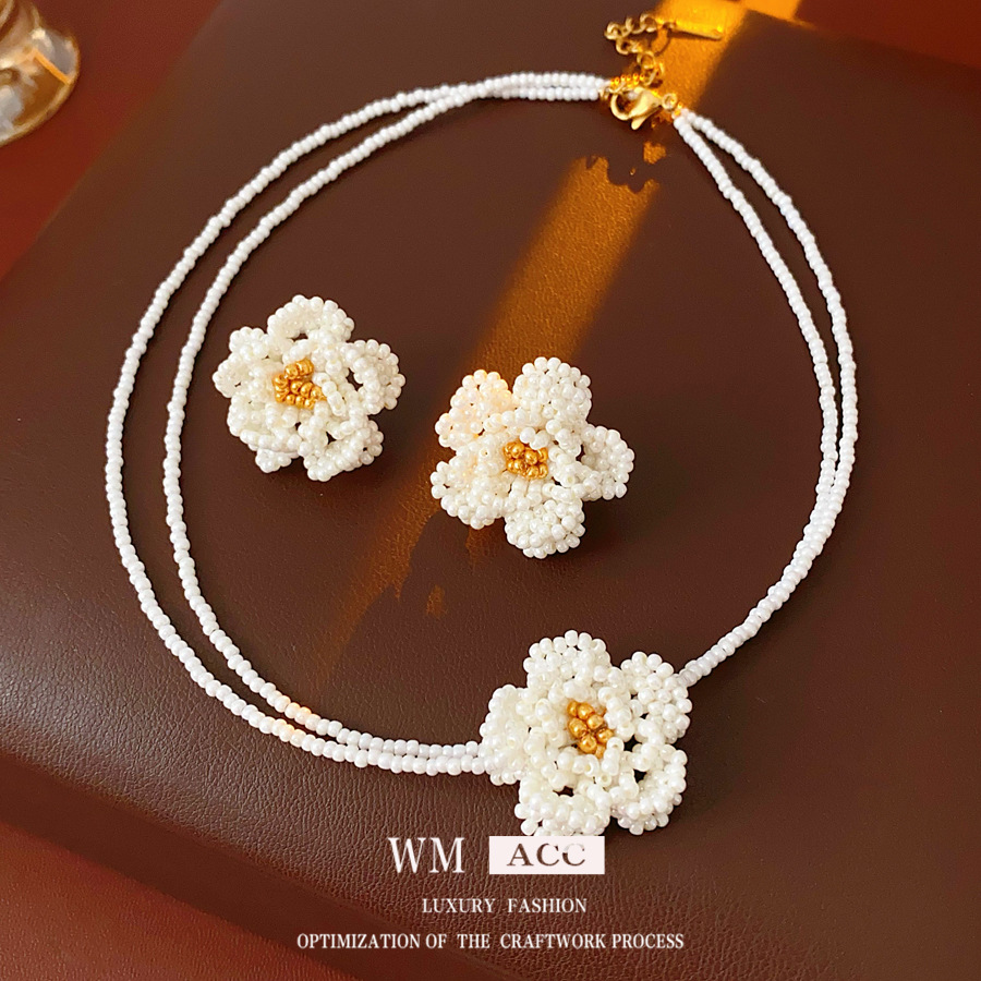 Collar de aretes de camellia retrógrado francés temperamento versátil conjunto de aretes de diseño de joyería de nicho femenina de alta calidad