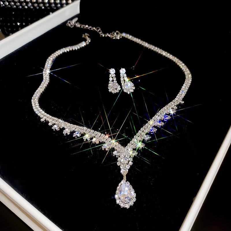 Collar de aretes cuadrados con incrustaciones de diamantes de dos piezas de moda, lujo ligero, collar de alta gama, temperamento exquisito, conjunto de joyas de todo fósforo