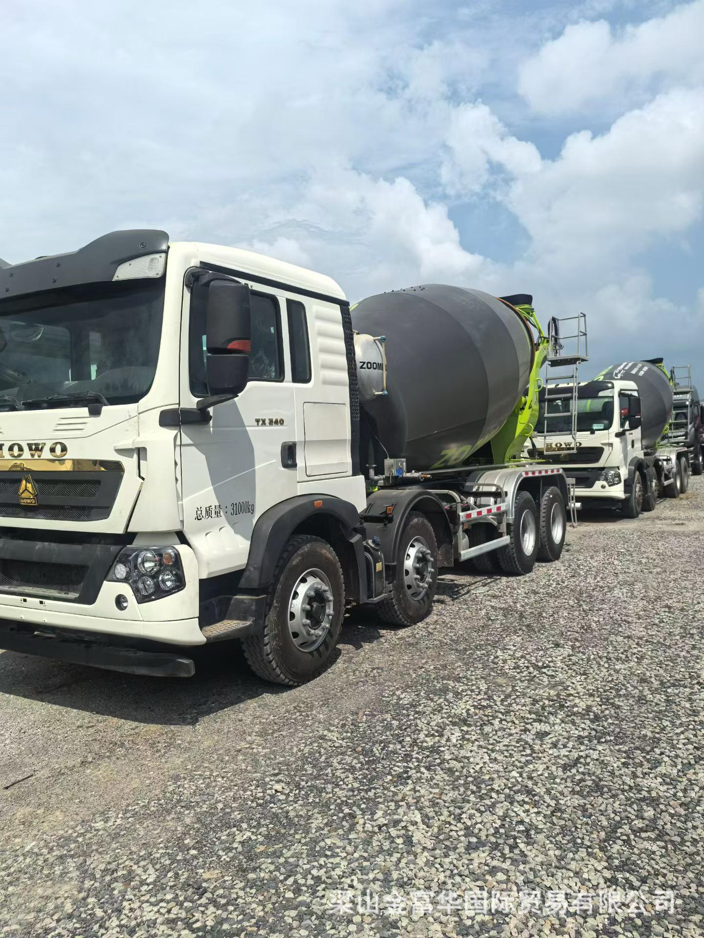12-cubic-meter HOWO Zoomlion concrete mixer truck, front four and rear eight-wheel Sinotruk HOWO cement mixer tank truck, export model