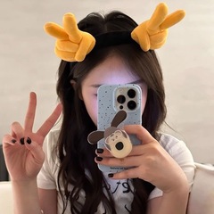 アイデアは親指のカチューシャが心の個性的なアニメのはさみ手の秋冬のぬいぐるみの写真を撮って顔のカチューシャを洗うのを責めます。