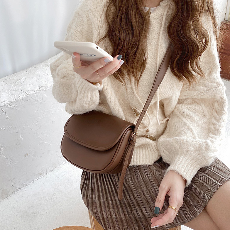 Nuevo ins simple retro elegante bolso de mensajero del hombro del todo fósforo estilo coreano bolsa de sillín de semicírculo para mujer 2023 Otoño e Invierno