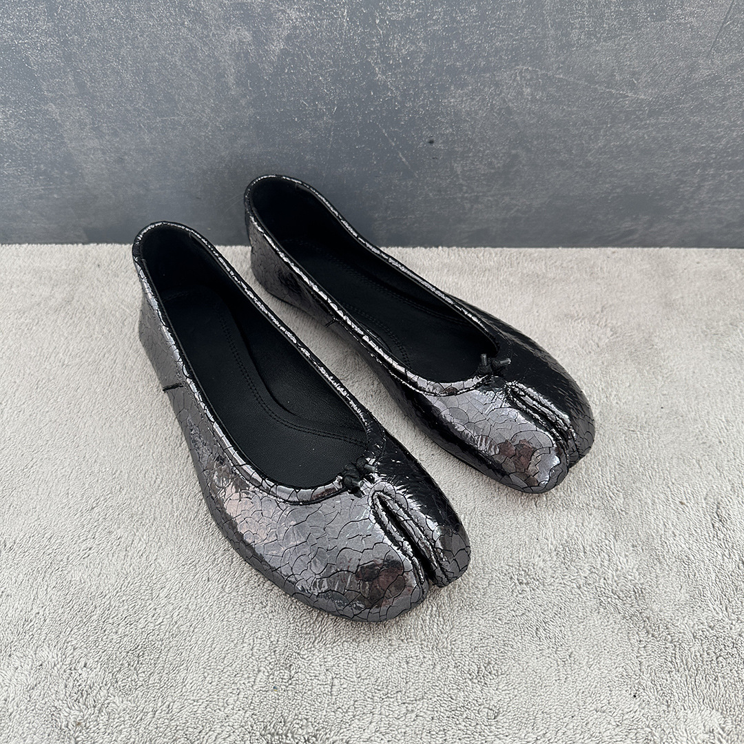 검정색과 은색, 바닥이 편평함(3일 이내 배송)