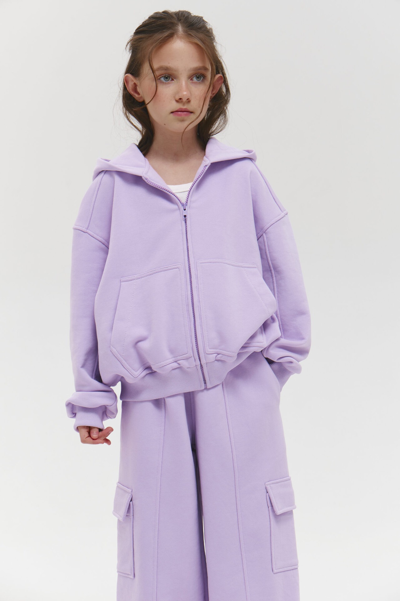 Barnjacka med huva och dragkedja i enfärgad casual stil_voghion.com