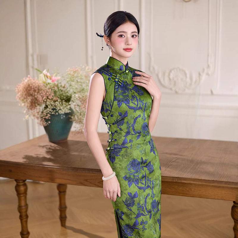 Summer Old Shanghai Green Qipao for Women, Long Traditional Eight-Button Retro Chinese Style Elegant Daily Sleeveless Dress