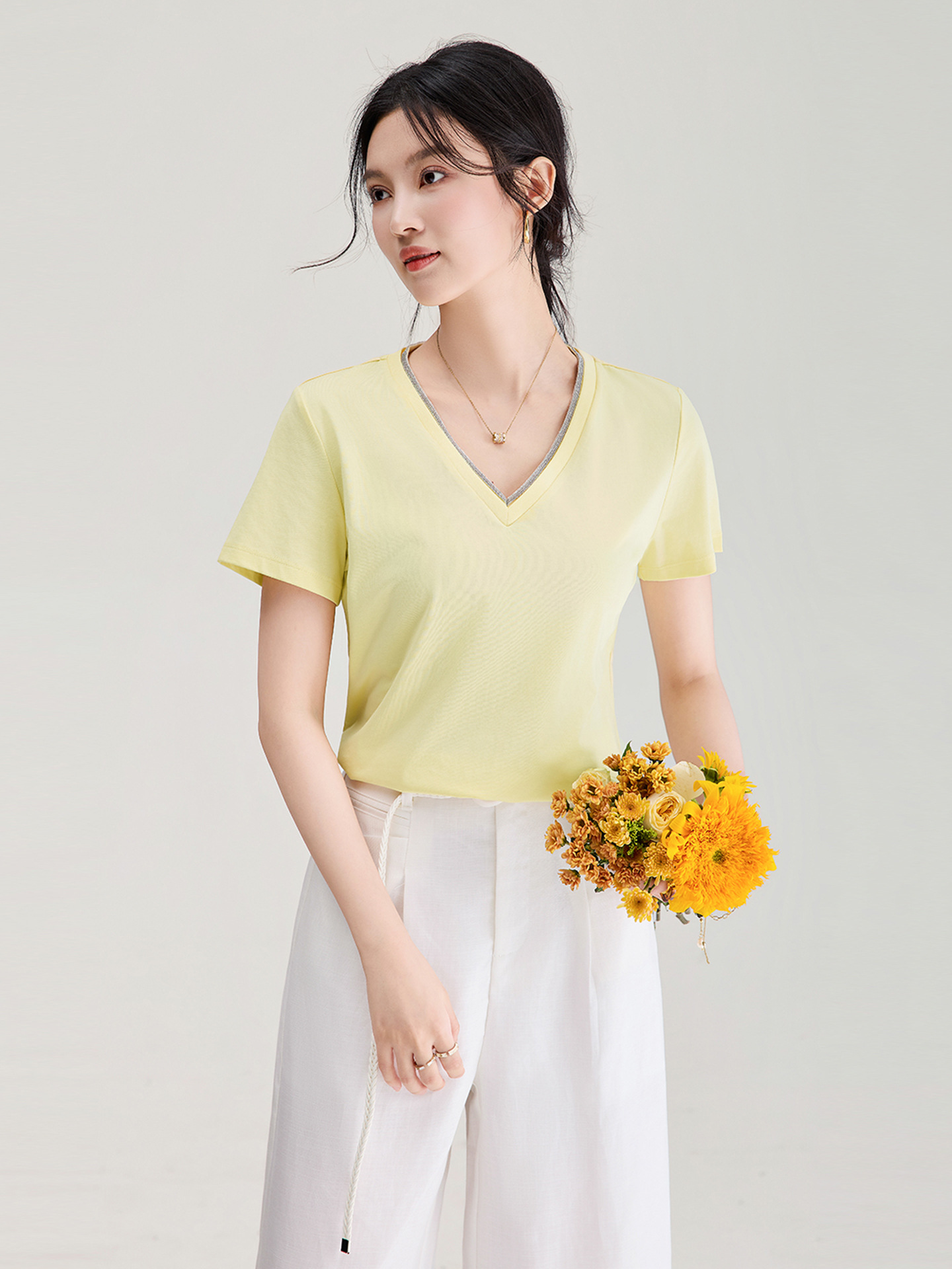 Áo thun nữ cổ V ngắn tay đính đá phong cách công sở — màu trắng