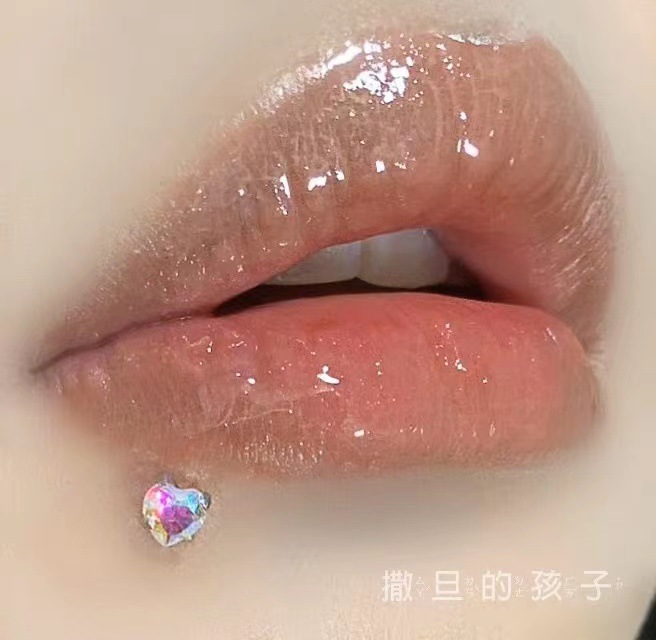 16G labret stud size and finish detail